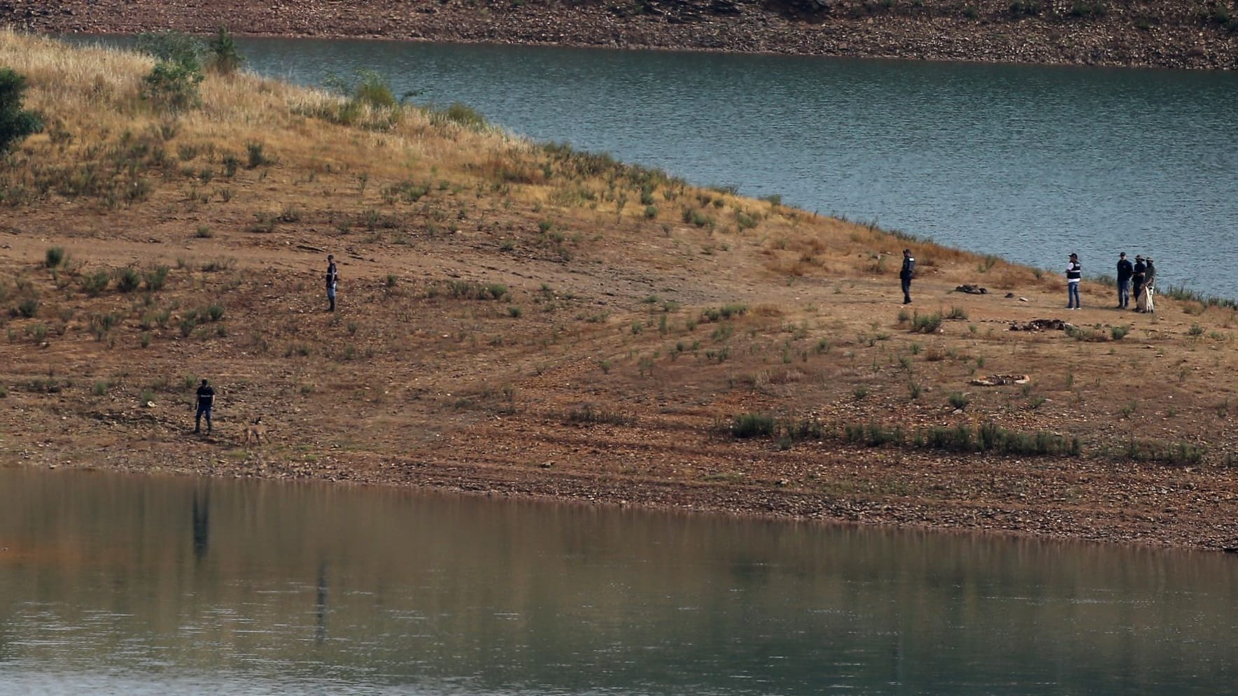 Polizisten am Arade-Stausee (Portugal): Die Polizei wurde dort dabei beobachtet, wie sie Absperrungen in dem Gebiet errichtete, in dem Maddie zuletzt lebend gesehen wurde.