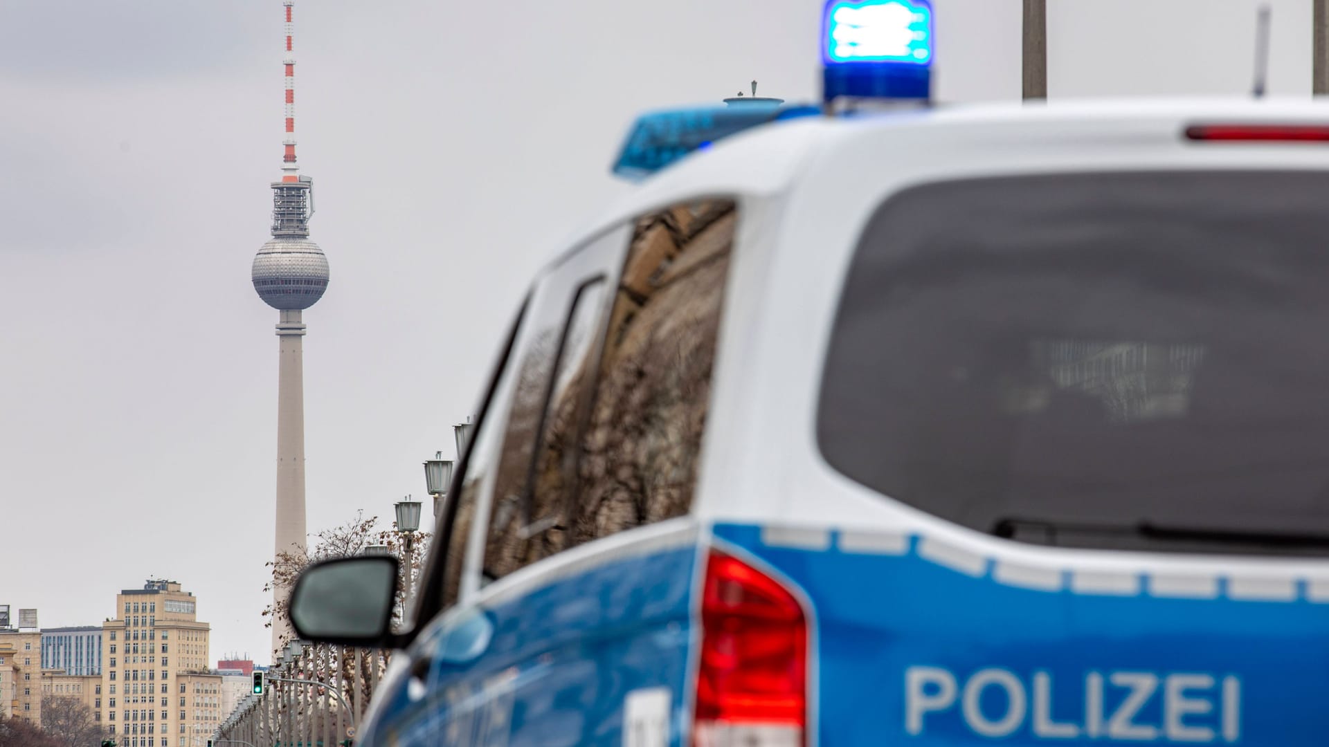 Ein Streifenwagen der Polizei am Alexanderplatz (Archivbild): In einem Fitnessstudio ist ein Mädchen heimlich gefilmt worden.