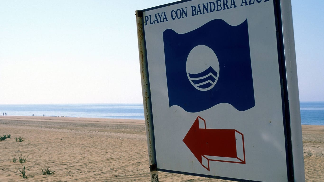 Blaue Flagge: Das Gütesiegel kennzeichnet besonders gut bewertete, saubere Strände Spaniens.