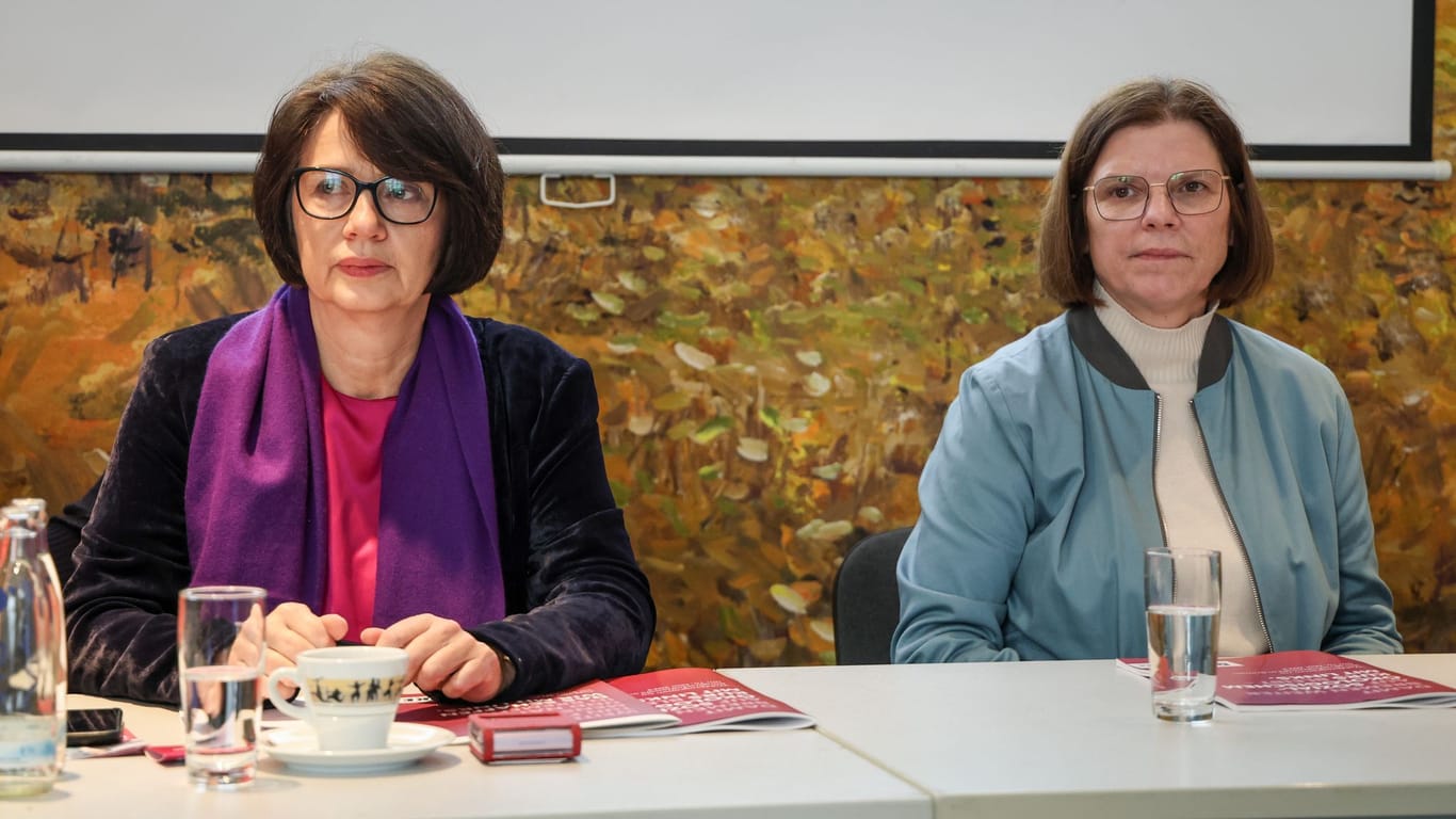 Die Spitzenkandidatinnen der Bremer Linken, Claudia Bernhard (l) und Kristina Vogt (Archivfoto): Das geplante Programm würde für Bremen teuer werden.