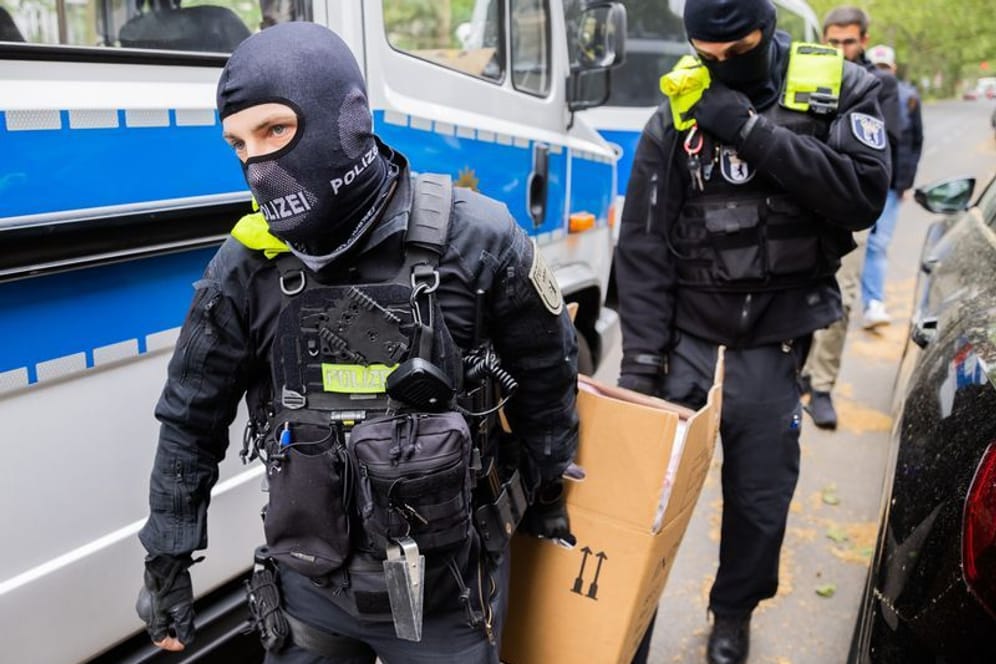 Polizisten bei einer Hausdurchsuchung in Berlin-Kreuzberg: Die Letzte Generation ist Ziel einer bundesweiten Razzia - mal wieder.