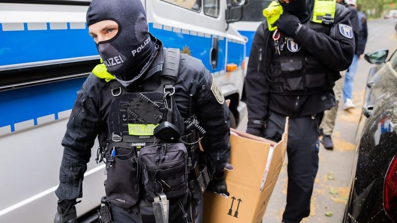 Polizisten bei einer Hausdurchsuchung in Berlin-Kreuzberg: Die Letzte Generation ist Ziel einer bundesweiten Razzia - mal wieder.