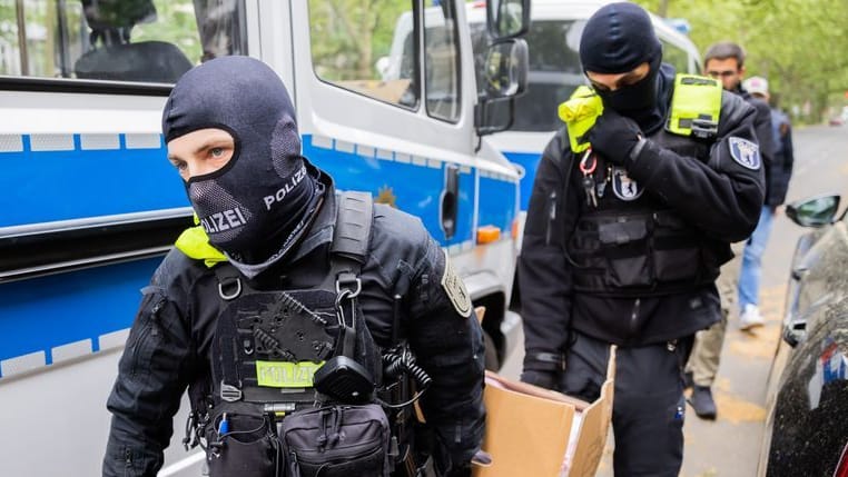 Polizisten bei einer Hausdurchsuchung in Berlin-Kreuzberg: Die Letzte Generation ist Ziel einer bundesweiten Razzia - mal wieder.