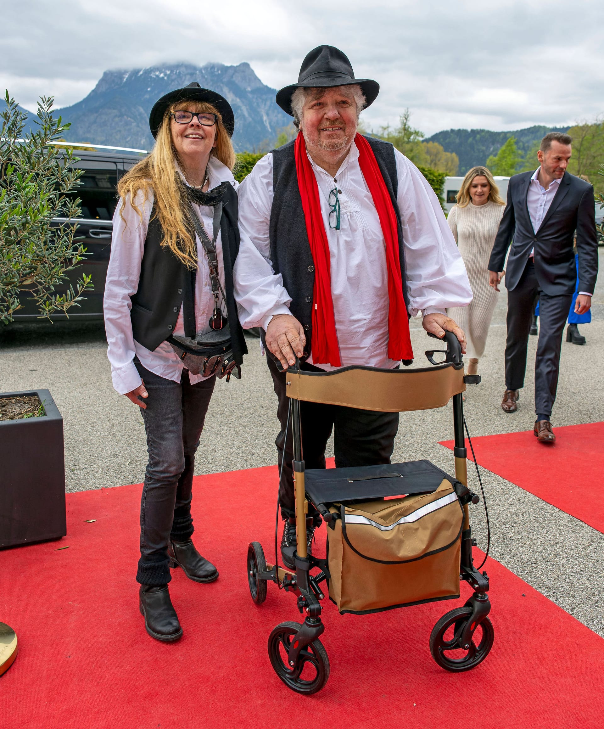 Michael Schanze mit Rollator und seine Frau Uschi Köhl bei einer Musical-Premiere.