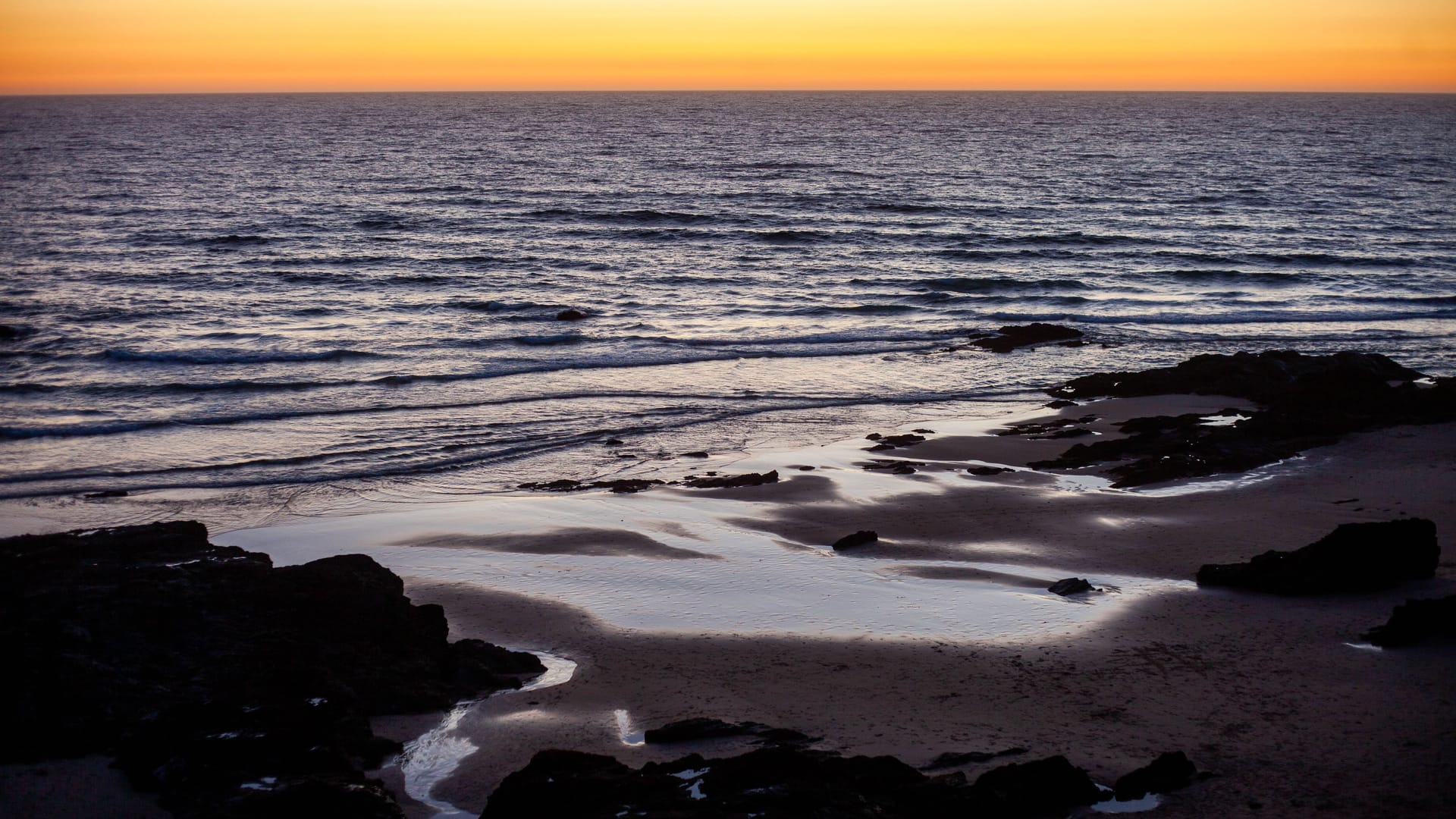 Der Malhão-Strand in Portugal bei Sonnenuntergang.