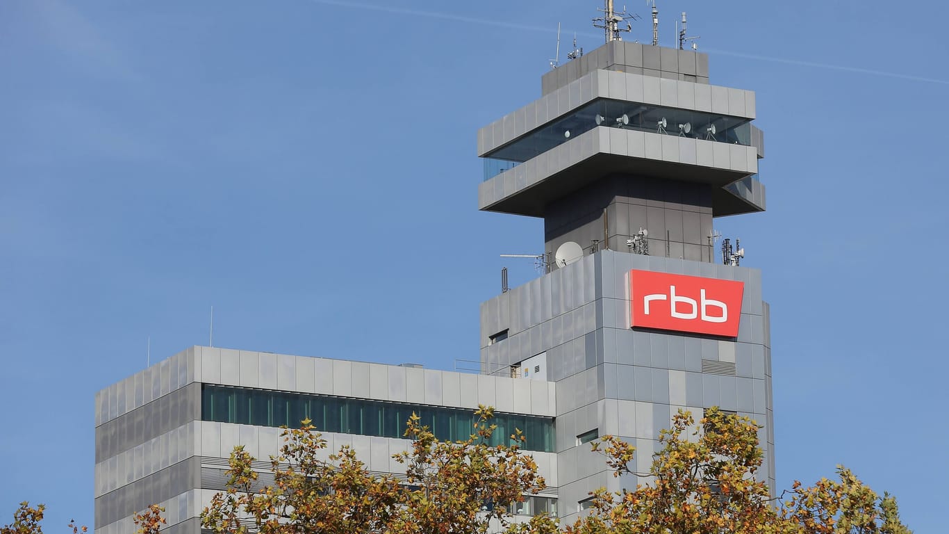 Blick auf RBB-Funkhaus (Archivbild): Der Sender möchte nun Geld von der ehemaligen Chefetage zurück.