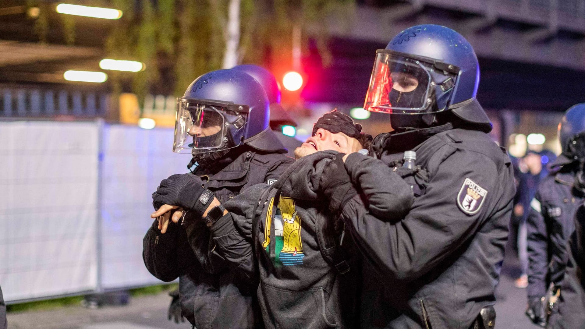 Festnahme eines Demonstranten am 1. Mai: "Uns trennt nur das Recht vom Chaos."