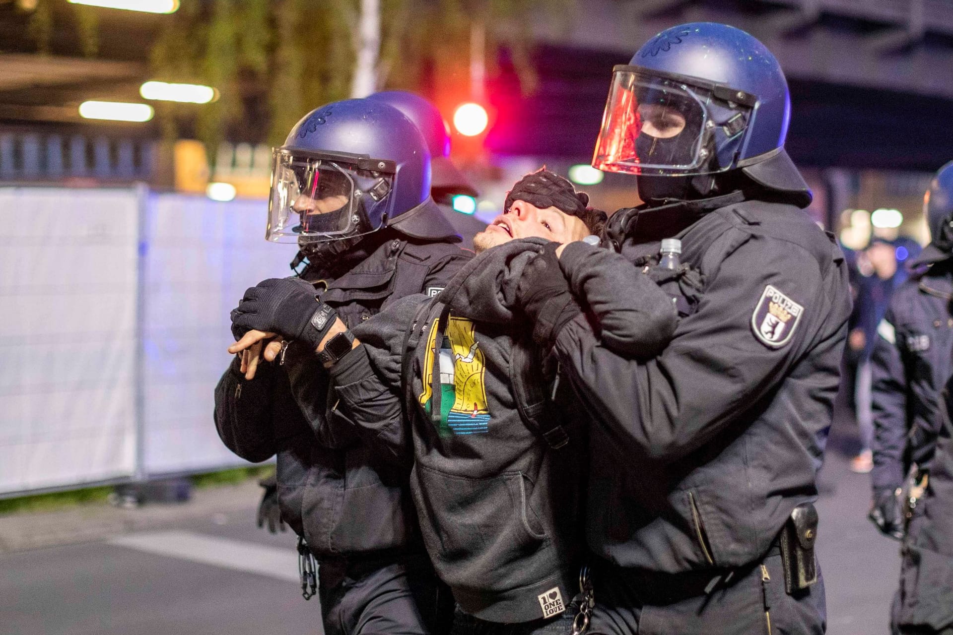 Festnahme eines Demonstranten am 1. Mai: "Uns trennt nur das Recht vom Chaos."