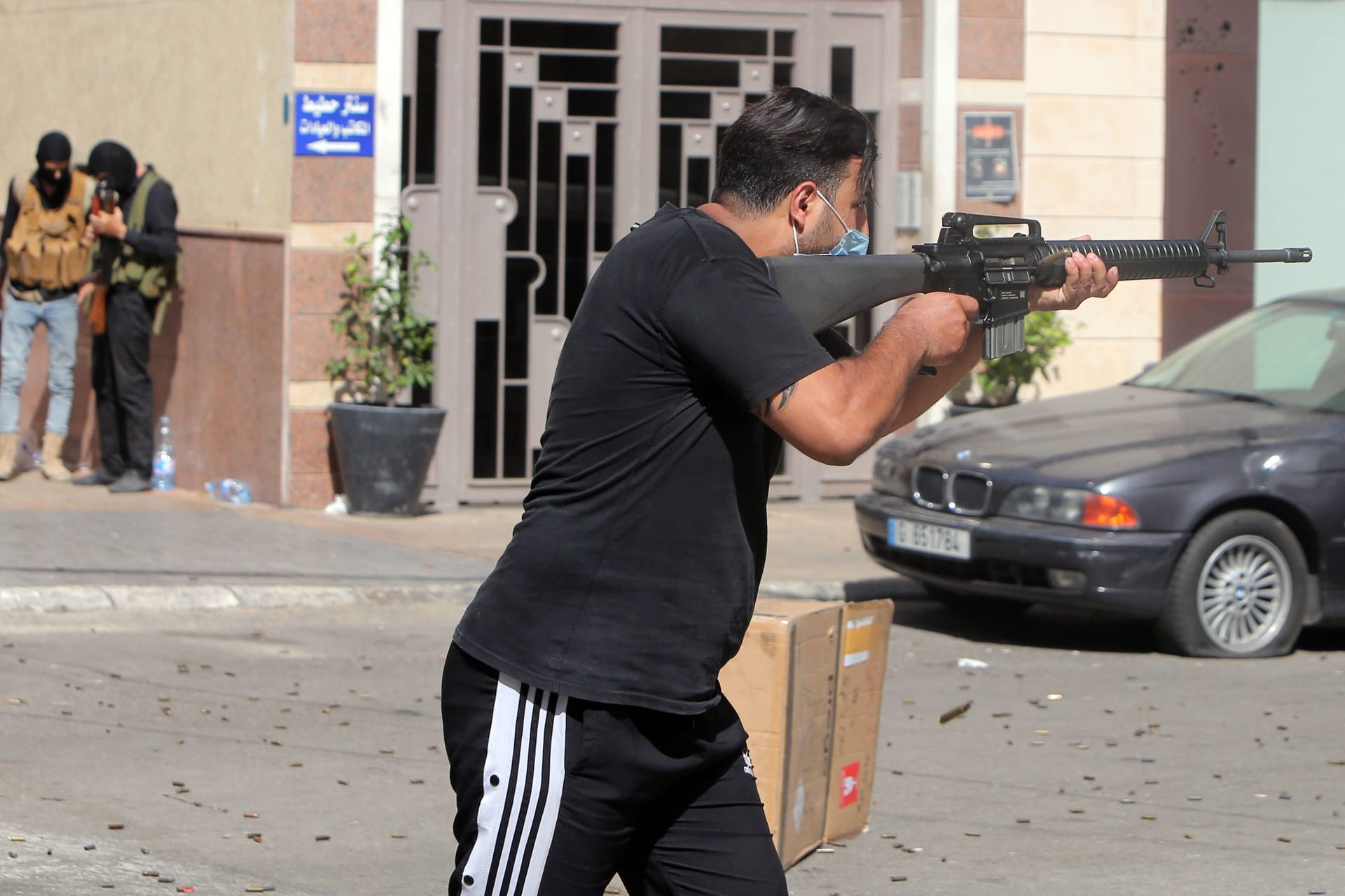 Ein Kämpfer der Hisbollah mit einem Sturmgewehr (Archivfoto): Einer der Verdächtigen sei unter anderem als Angehöriger einer Eliteeinheit des militärischen Arms tätig gewesen, so die Ermittler.