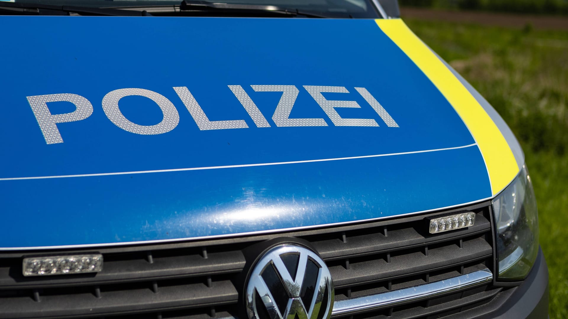 Polizei im Einsatz (Symbolbild): Die Ordnungshüter müssten einem Fahrer den Führerschein abnehmen.