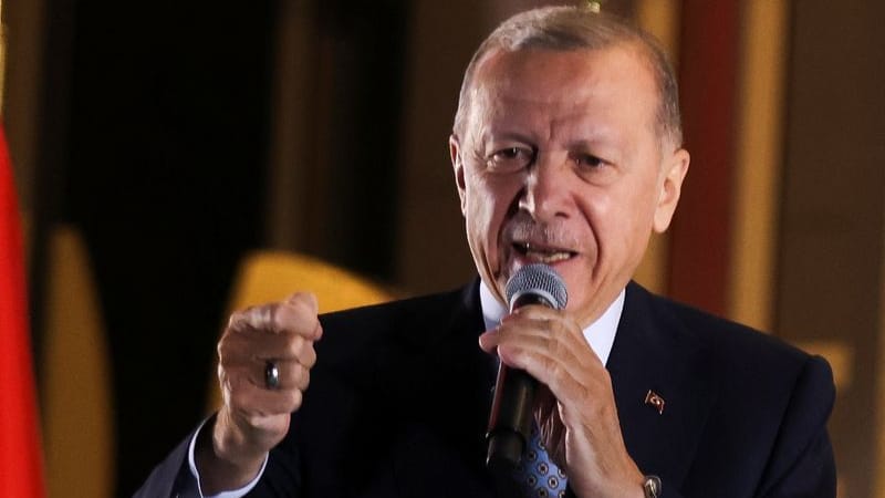 Ankara: Recep Tayyip Erdoğan spricht vor dem Präsidentenpalast nach seinem Wahlsieg bei der Präsidentschaftswahl.