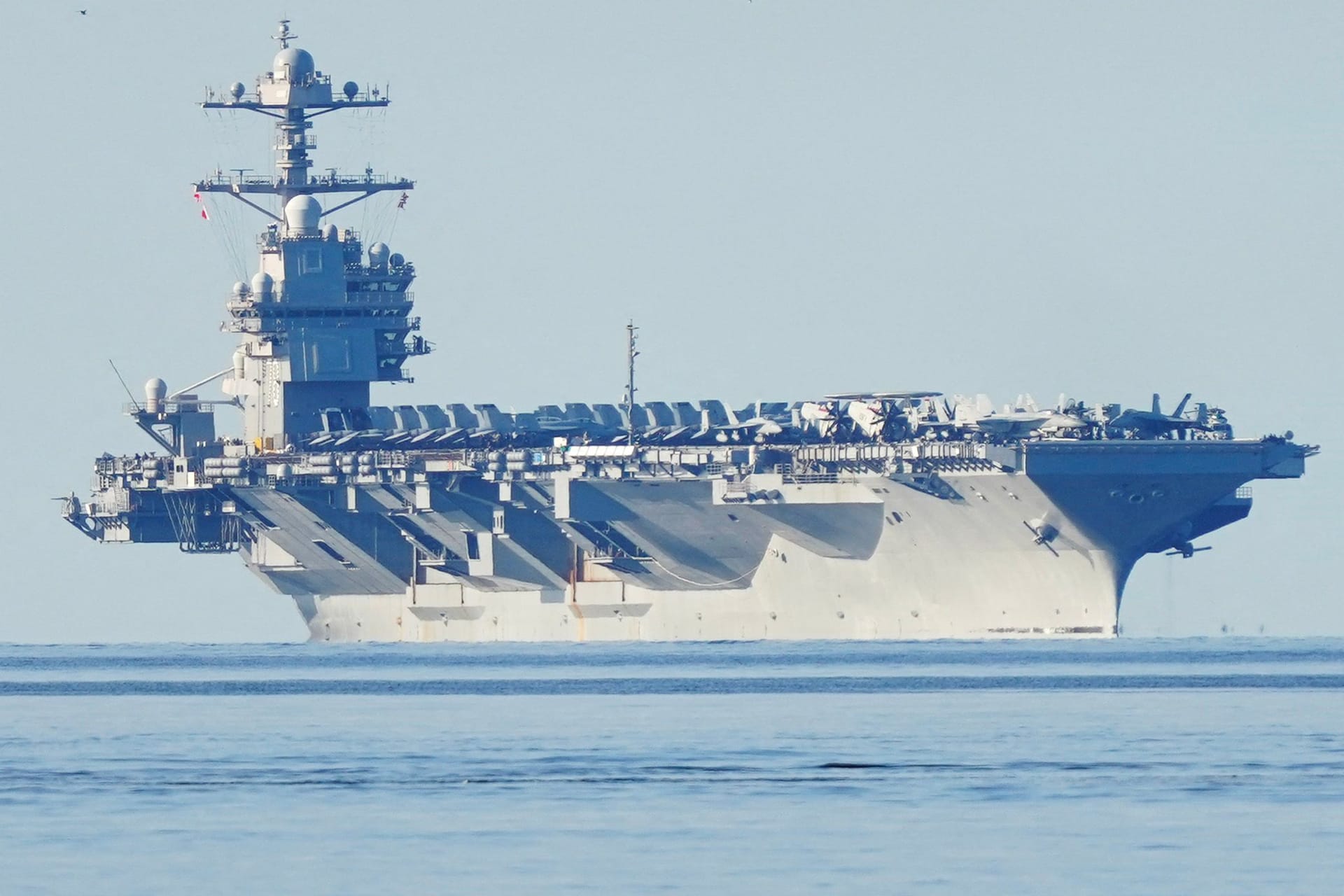 Der Flugzeugträger USS Gerald R. Ford beim Einlaufen in den Oslofjord.