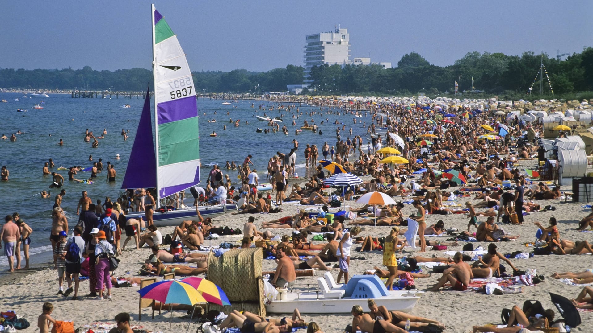 Voller Strand an der Ostsee (Archivbild): Die Deutschen schätzen den Urlaub in der Heimat.