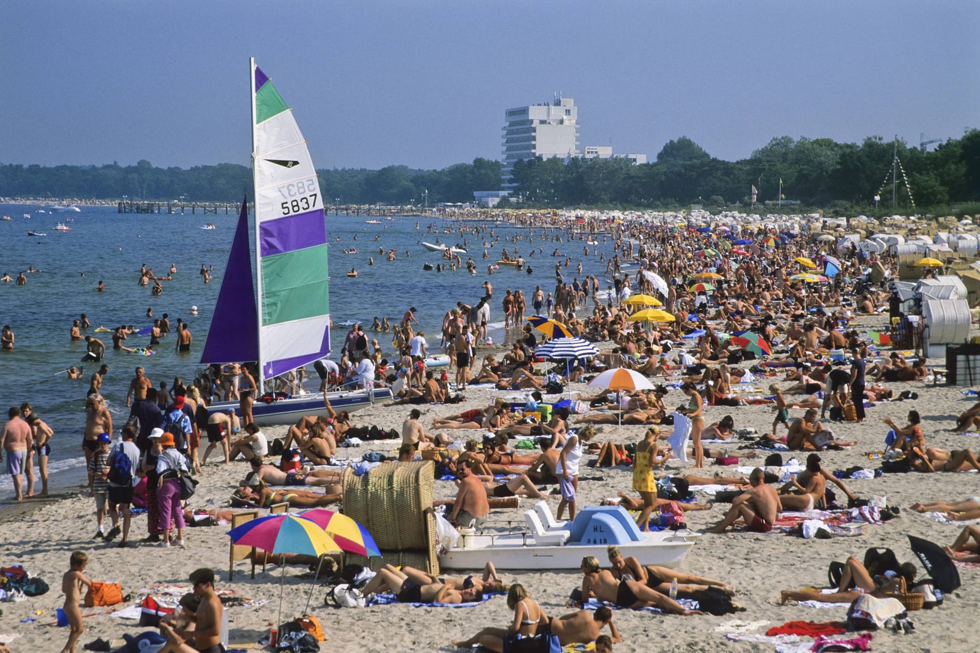 Voller Strand an der Ostsee (Archivbild): Die Deutschen schätzen den Urlaub in der Heimat.