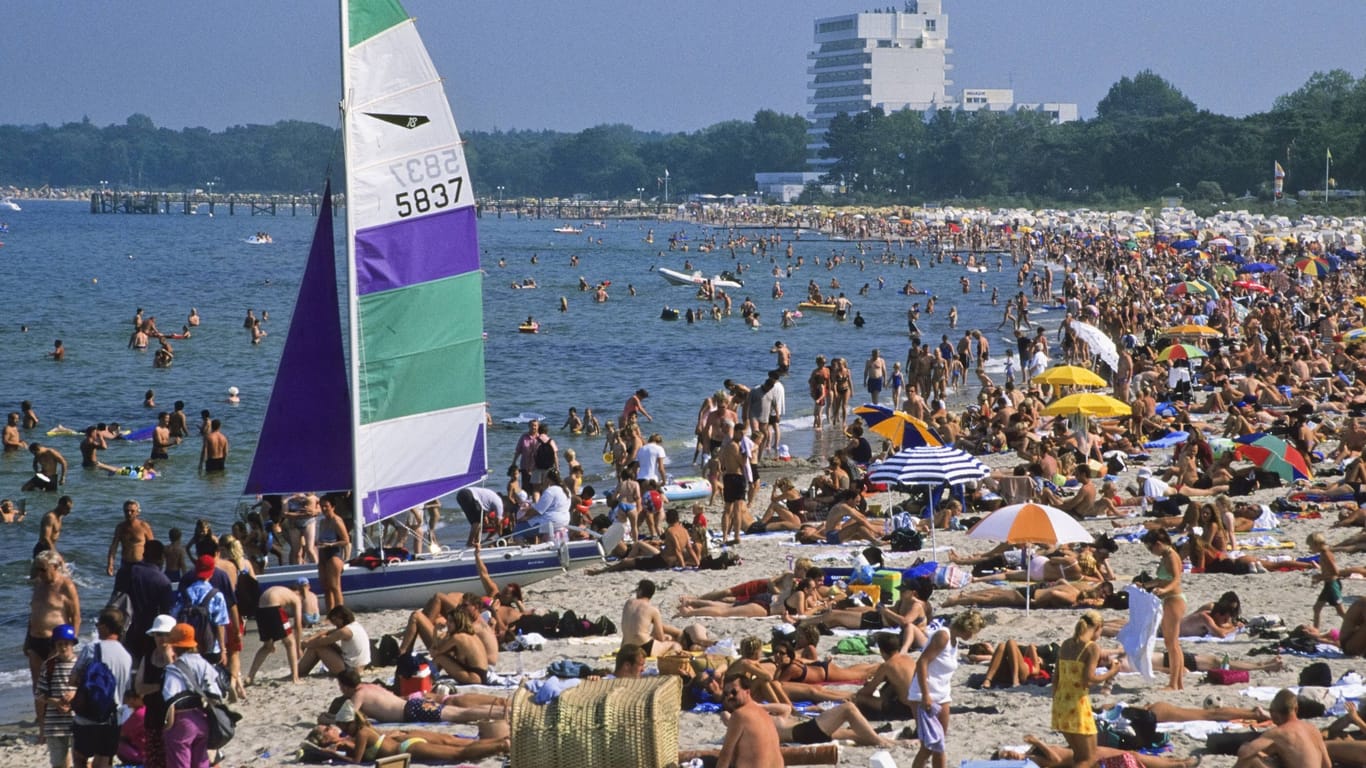 Voller Strand an der Ostsee (Archivbild): Die Deutschen schätzen den Urlaub in der Heimat.