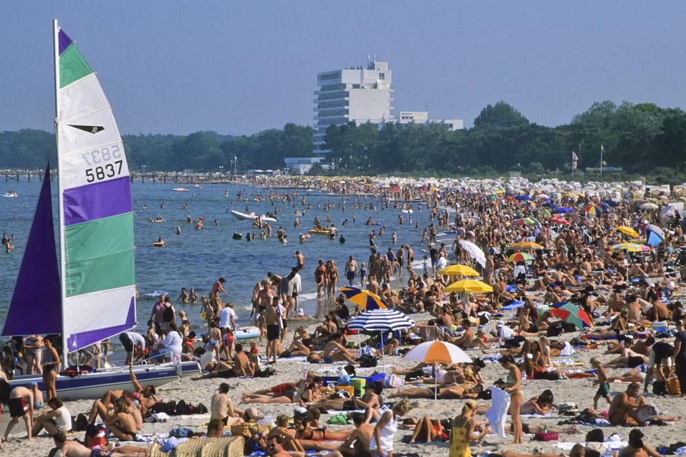 Voller Strand an der Ostsee (Archivbild): Die Deutschen schätzen den Urlaub in der Heimat.