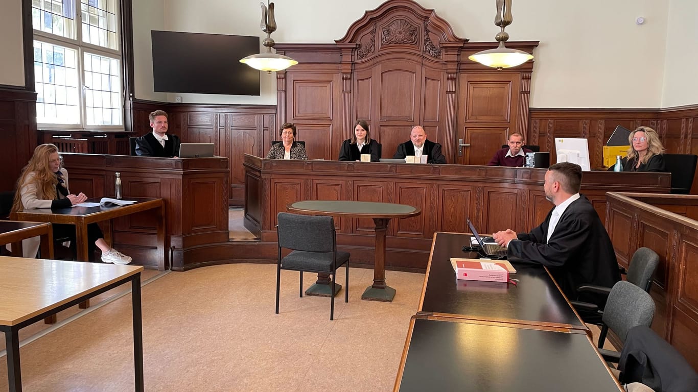 Richter, Anwalt, Staatsanwalt – nur einer fehlt: der Angeklagte Hendrik M. war zwar im Gebäude, erschienen jedoch nicht im Gerichtssaal.