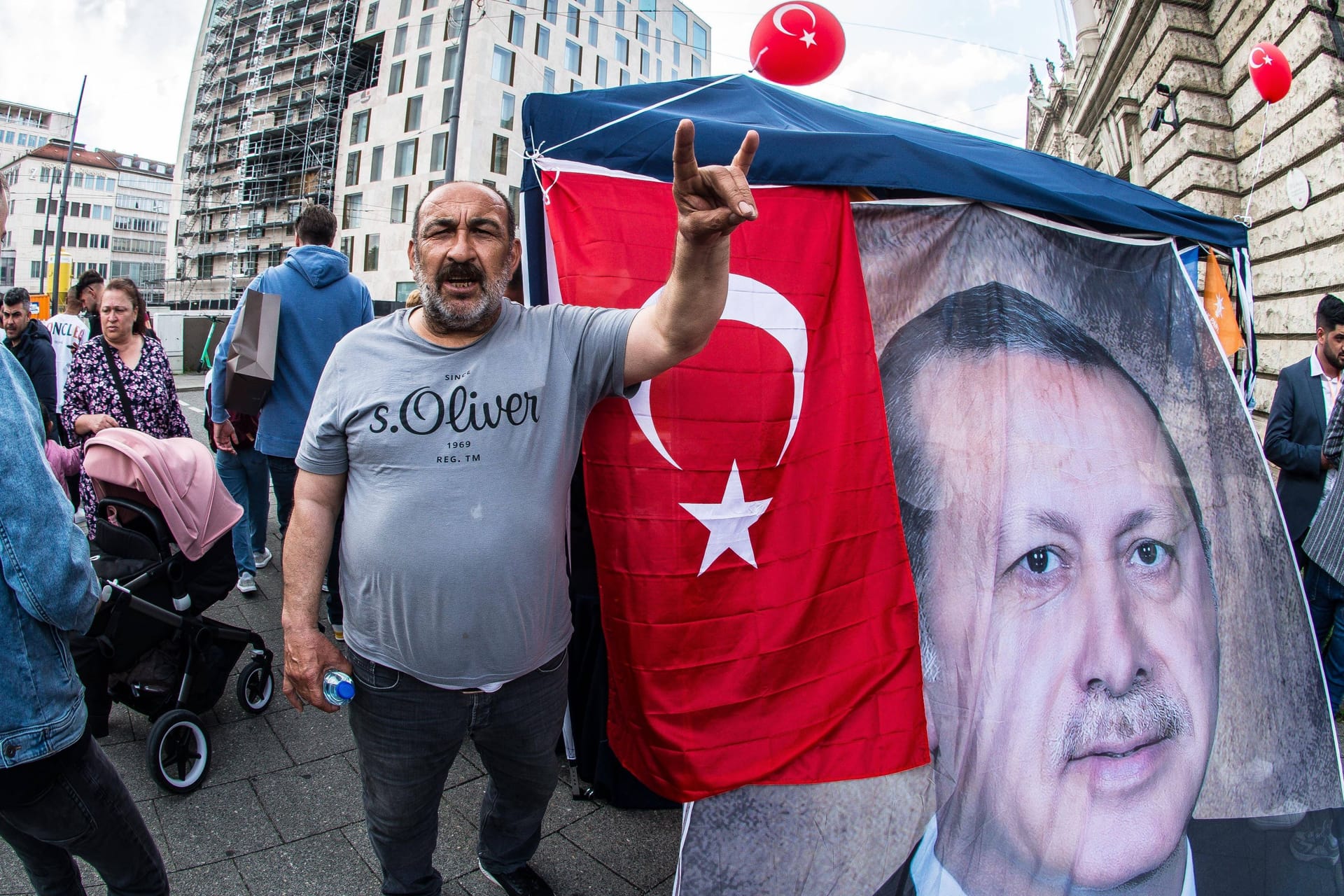 Erdogan-Wähler zeigen den Gruß der rechtsextremen Grauen Wölfe in München (Archivbild): Auch nach der Wahl sorgen sie für Schlagzeilen.