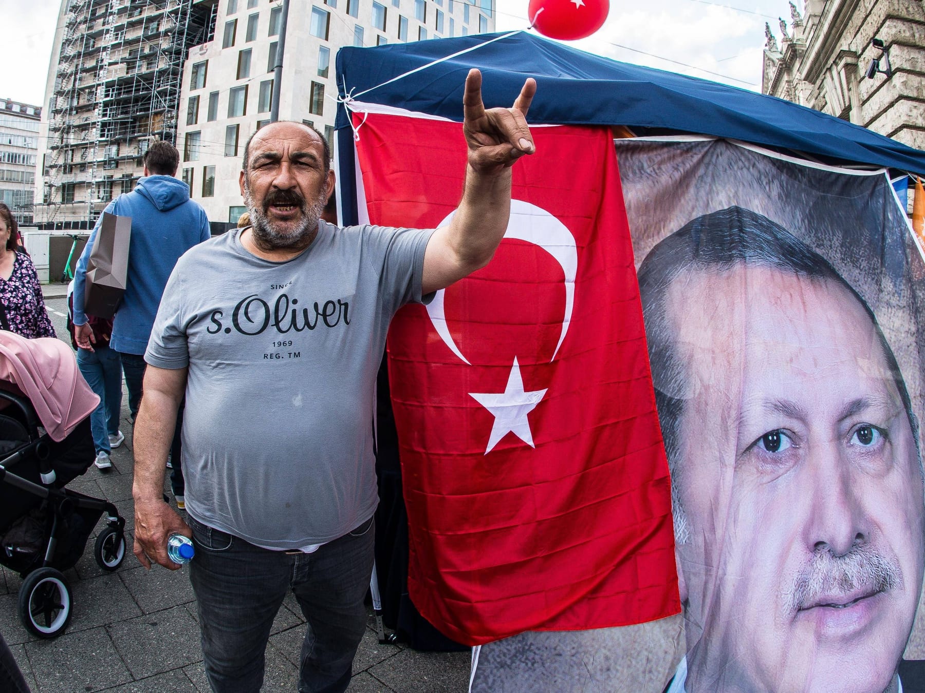 Erdogan-Anhänger feiern Wahlsieg mit Pyrotechnik in München