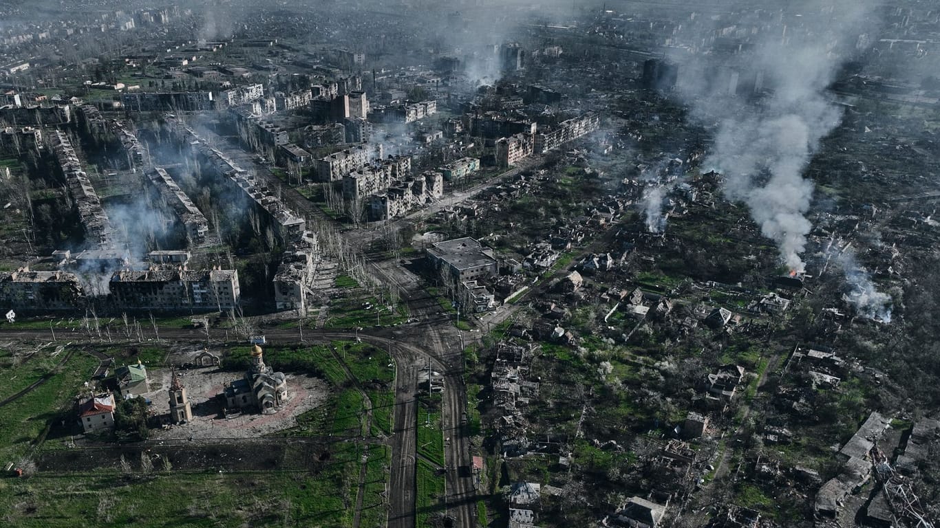 Eine Luftaufnahme von des zerstörten Bachmut: Seit Monaten versuchen die Ukrainer, die Stadt gegen die russischen Truppen zu verteidigen.