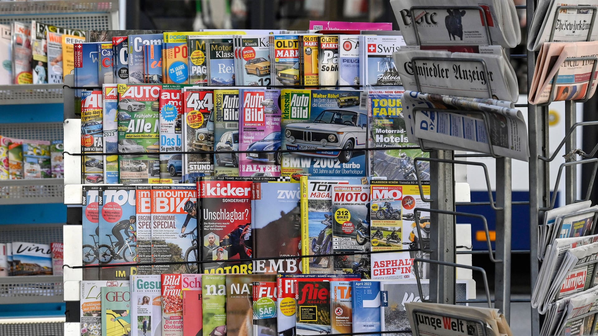 Verkaufsregal in einem Kiosk (Symbolbild): In Hildesheim hat der Besitzer eines Kiosks geistesgegenwärtig auf einen Überfall reagiert.