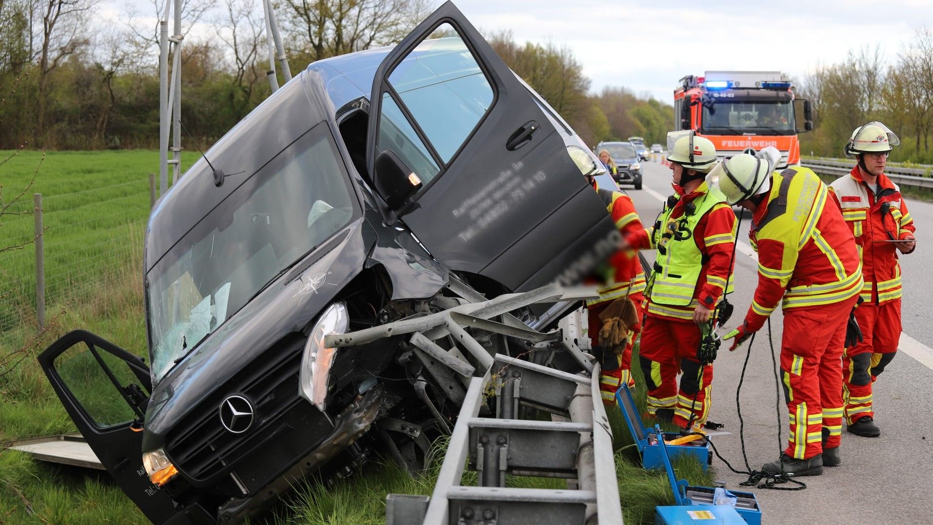 Der Transporter landete in der Leitplanke.