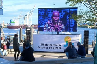 An der Elbe ein Konzert genießen: Das ist zum Hafengeburtstag auf einer Open-Air-Leinwand möglich.