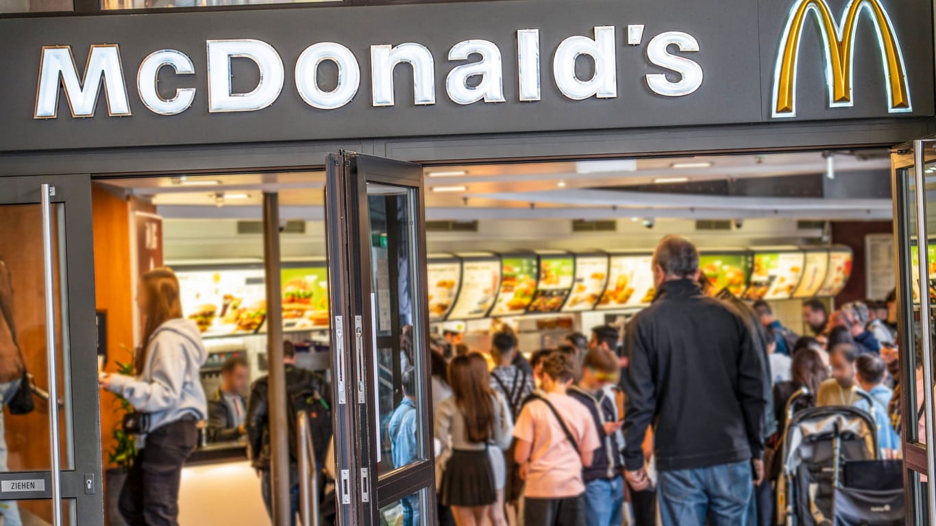 McDonald s-Filiale: Nach einem Unfall muss ein Franchise-Betreiber einen Kunden entschädigen.