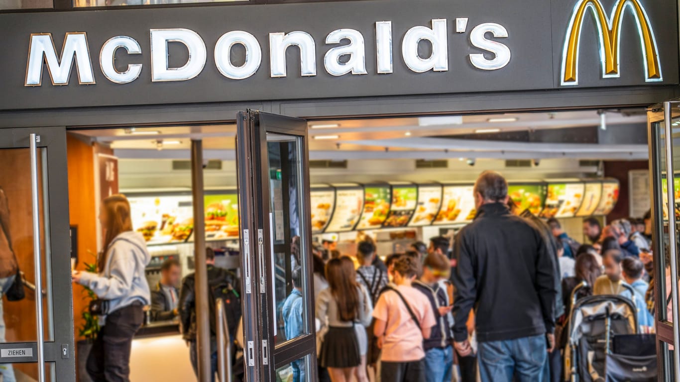 McDonald s-Filiale: Nach einem Unfall muss ein Franchise-Betreiber einen Kunden entschädigen. McDonald s-Filiale: Nach einem Unfall muss ein Franchise-Betreiber einen Kunden entschädigen.