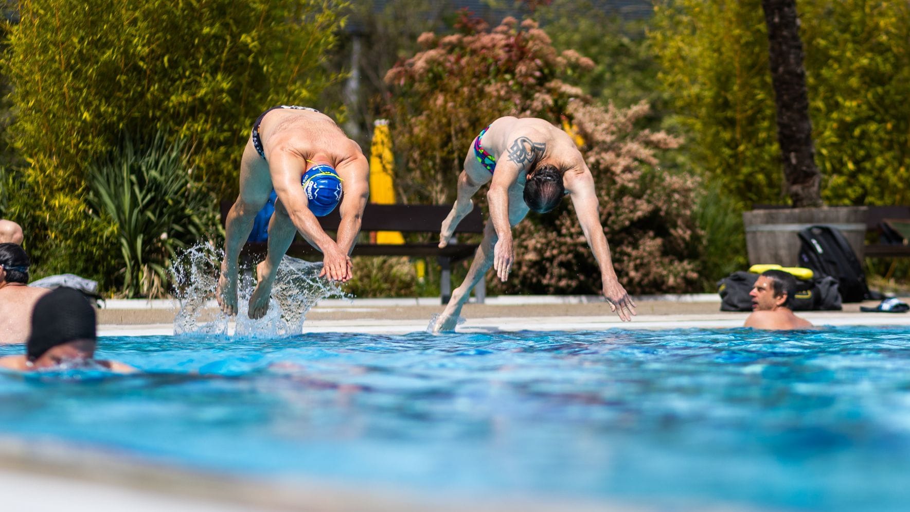 Zwei Schwimmer springen in ein Becken (Symbolfoto): Viele Bäder setzen auf Onlinetickets, um einen schnelleren Zugang zu gewährleisten. Zwei Schwimmer springen in ein Becken (Symbolfoto): Viele Bäder setzen auf Onlinetickets, um einen schnelleren Zugang zu gewährleisten.