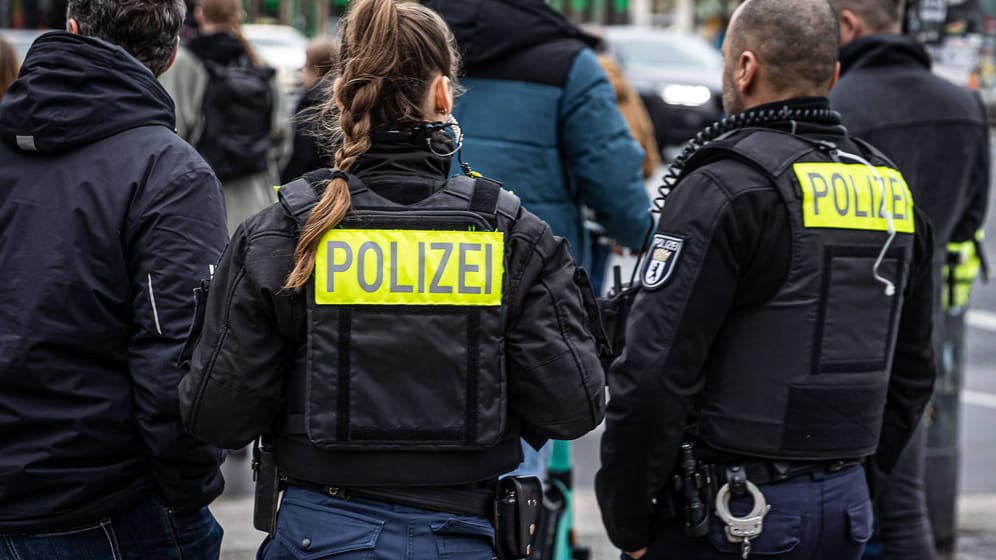 Berliner Polizisten (Symbolbild): Am Montag griff ein Dieb zwei Leute in einem Supermarkt an, darunter einen Polizisten.