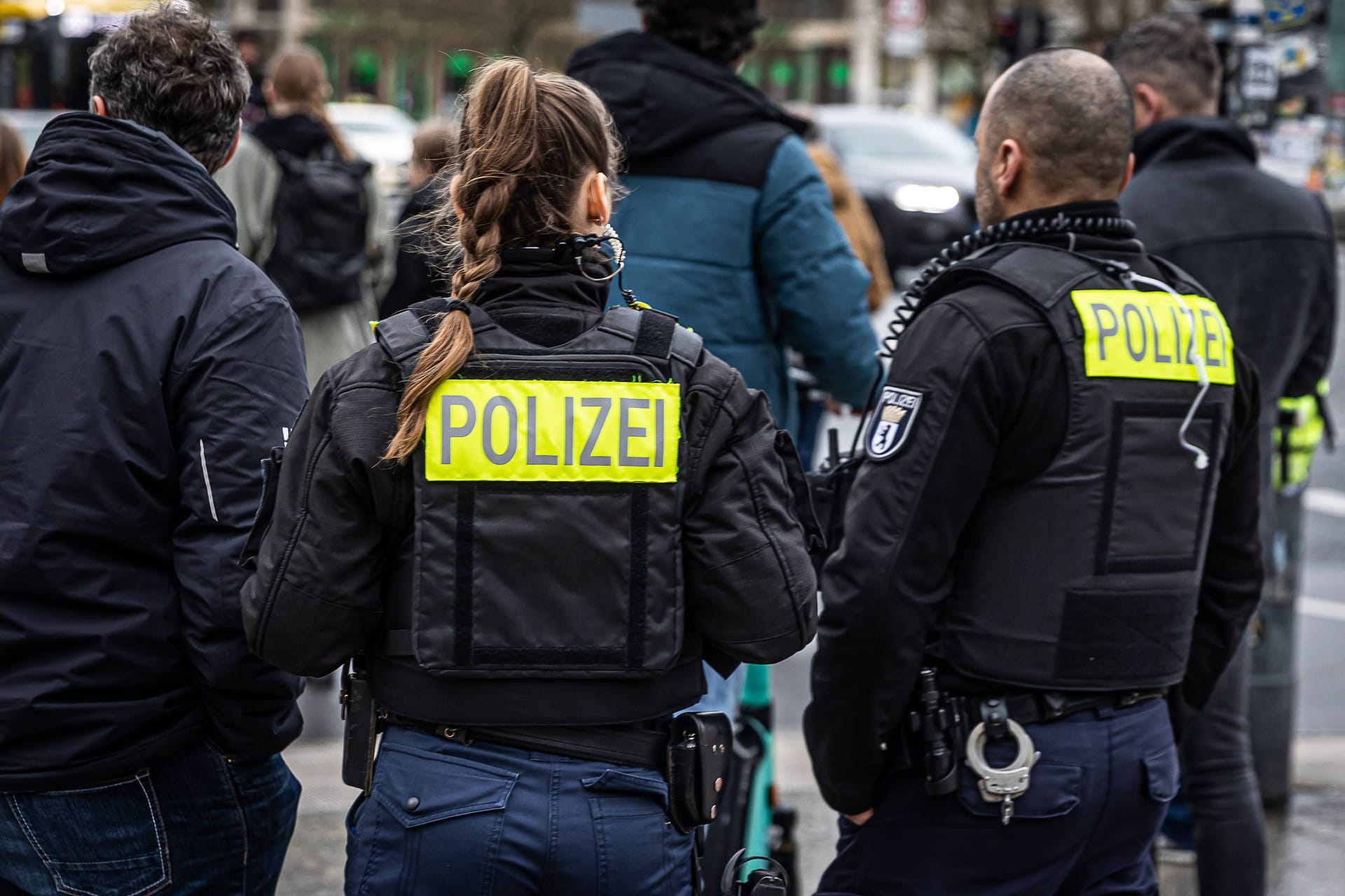 Berliner Polizisten (Symbolbild): Am Montag griff ein Dieb zwei Leute in einem Supermarkt an, darunter einen Polizisten.