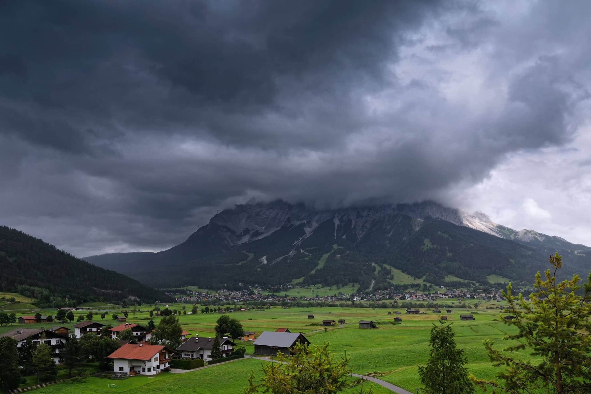 In Bayern soll erneut in höheren Lagen Neuschnee fallen (Archivbild): Der Wetterdienst warnt auch vor starken Gewittern.