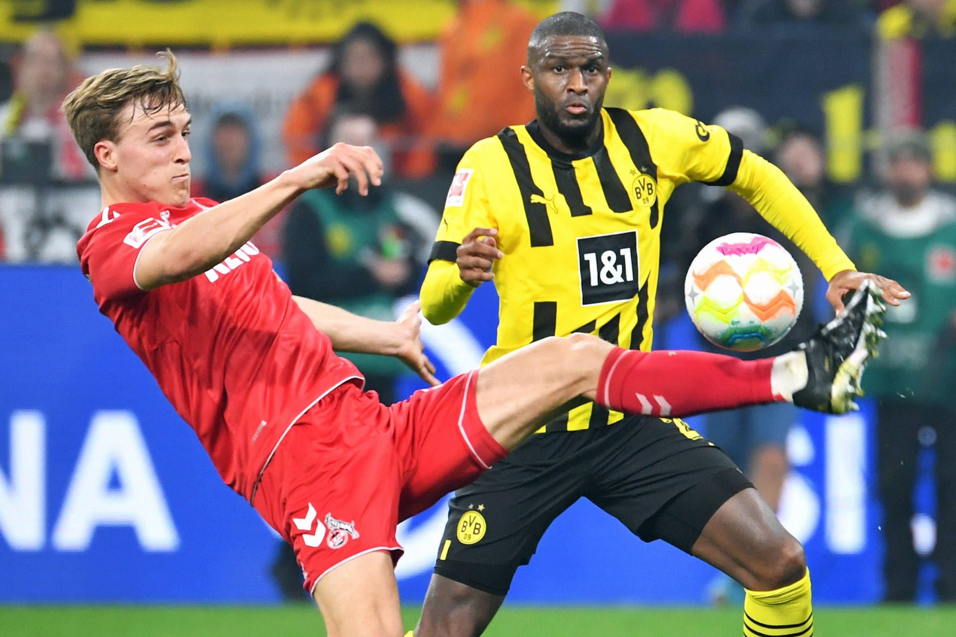 Timo Hübers (l.) im Duell mit Anthony Modeste: Der 1. FC Köln würde von einem Titel des BVB wegen Modeste profitieren.