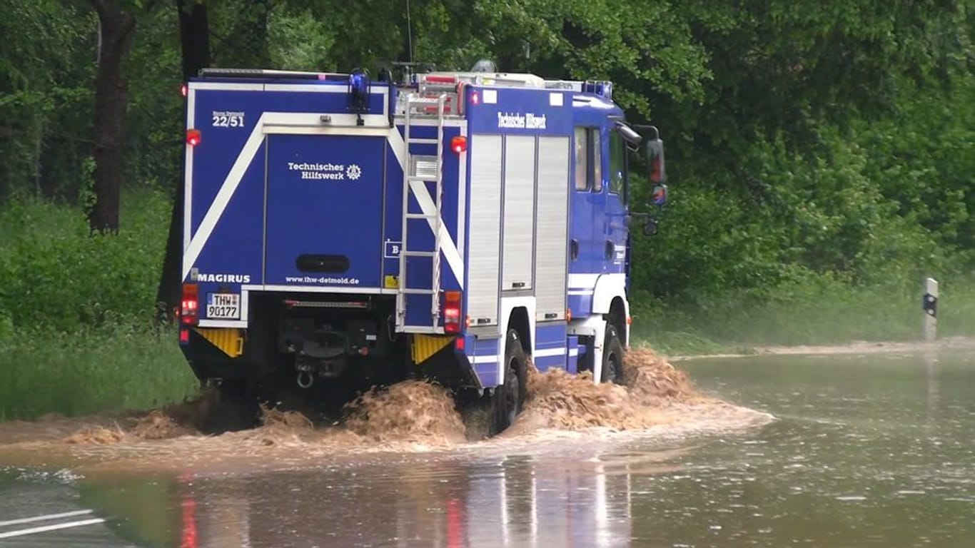 Ein Fahrzeug des Technischen Hilfswerks auf überfluteten Straßen unterwegs (Symbolbild). In Ansbach könnte auch das Wasser am Freitagvormittag über die Ufer treten.