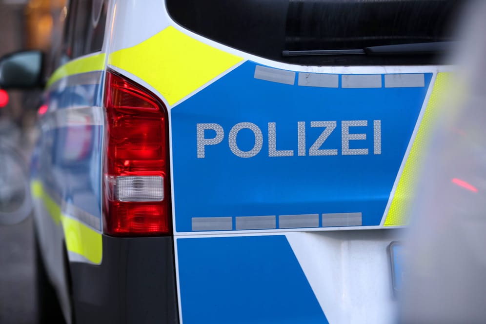 Der Schriftzug "Polizei" auf einem Einsatzwagen (Symbolbild): Die Kölner Polizei wurde heute zu einem tödlichen Unfall gerufen.