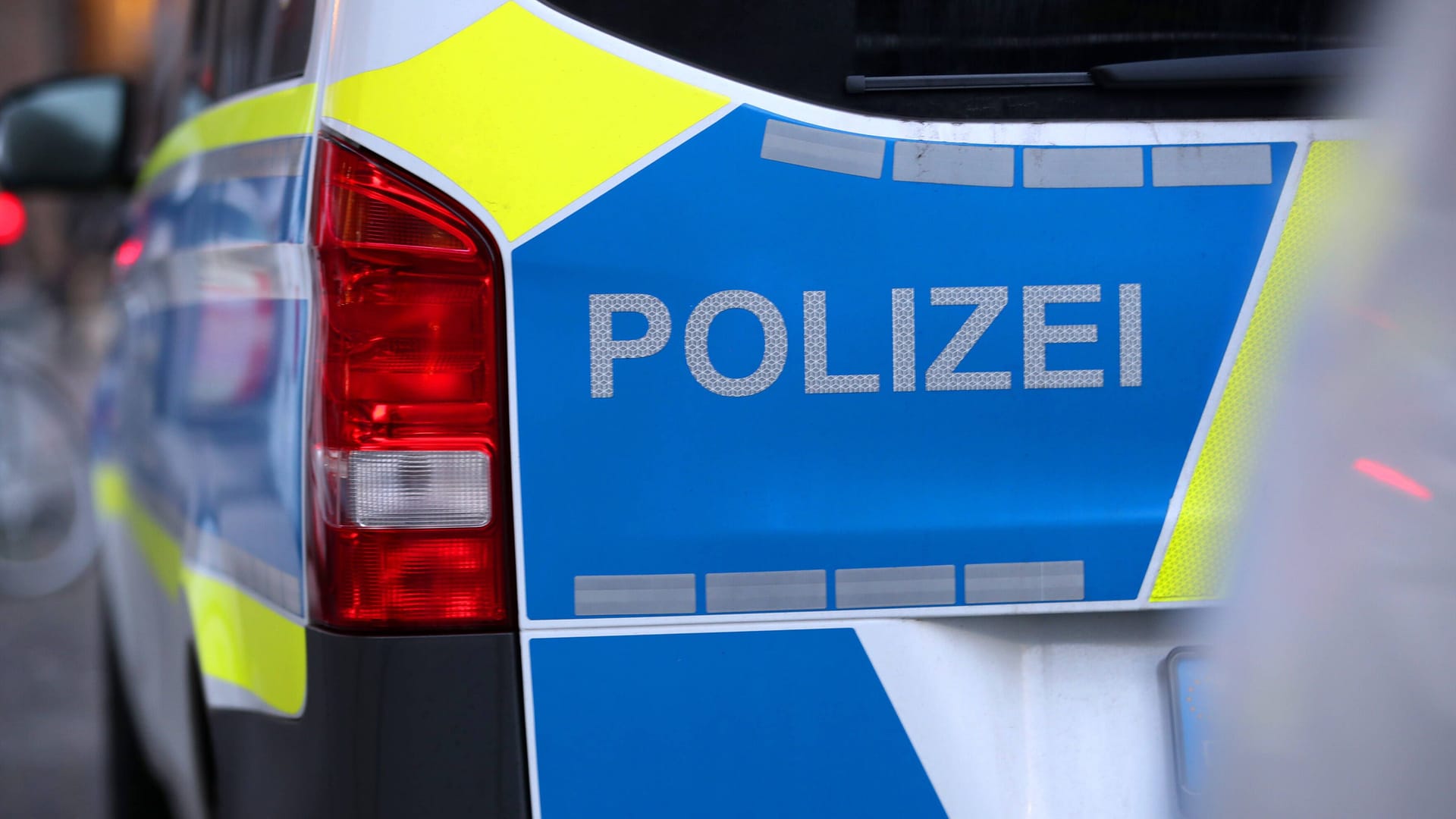 Der Schriftzug "Polizei" auf einem Einsatzwagen (Symbolbild): Die Kölner Polizei wurde heute zu einem tödlichen Unfall gerufen.