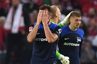 Lucas Tousart enttäuscht: Die Hertha musste im Abstiegskampf eine bittere Niederlage hinnehmen.