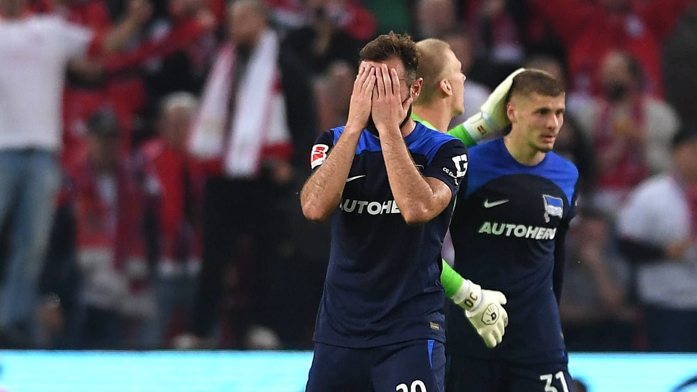 Lucas Tousart enttäuscht: Die Hertha musste im Abstiegskampf eine bittere Niederlage hinnehmen.