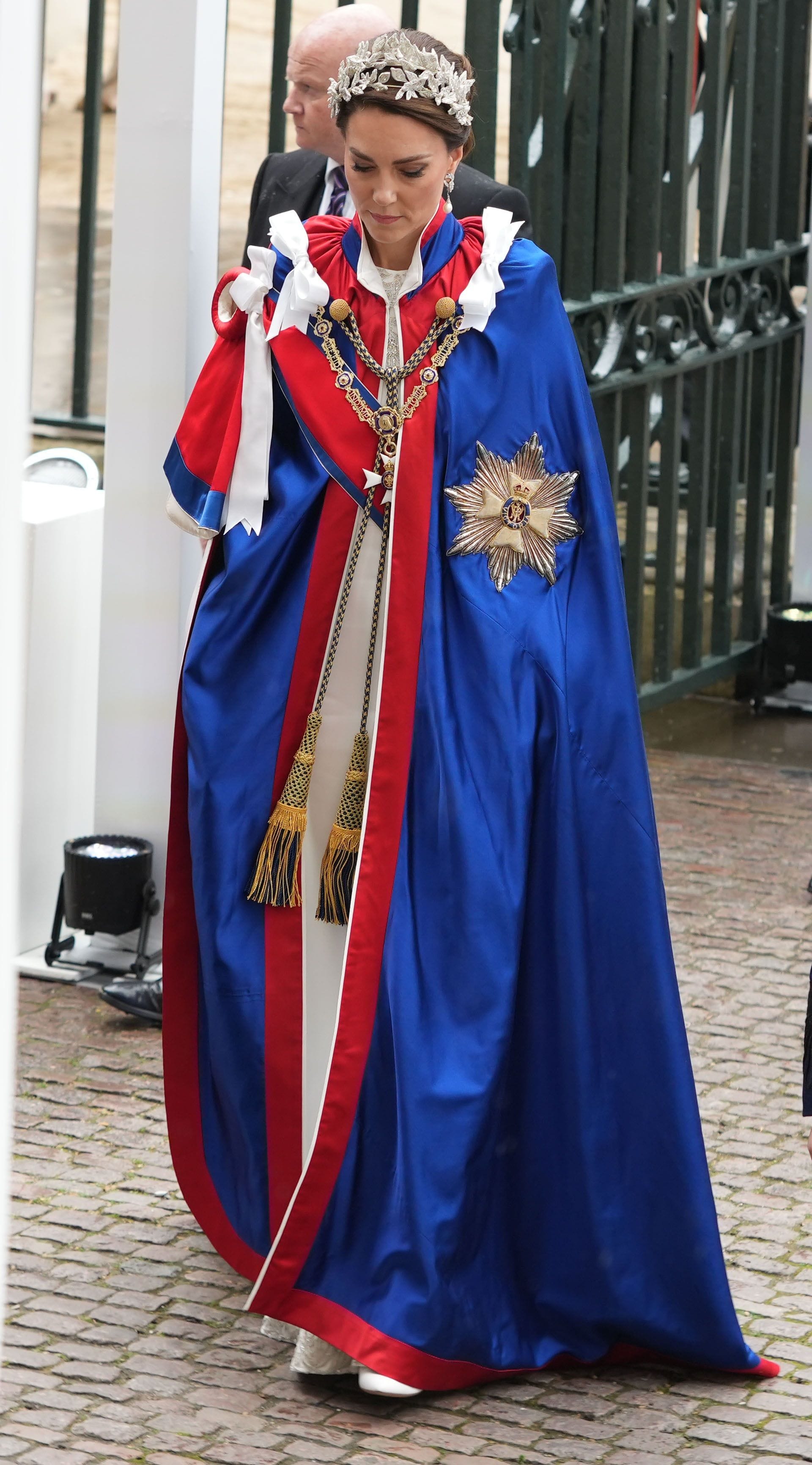 Prinzessin Kate trägt unter ihrem Gewand ein Kleid von Alexander McQueen.