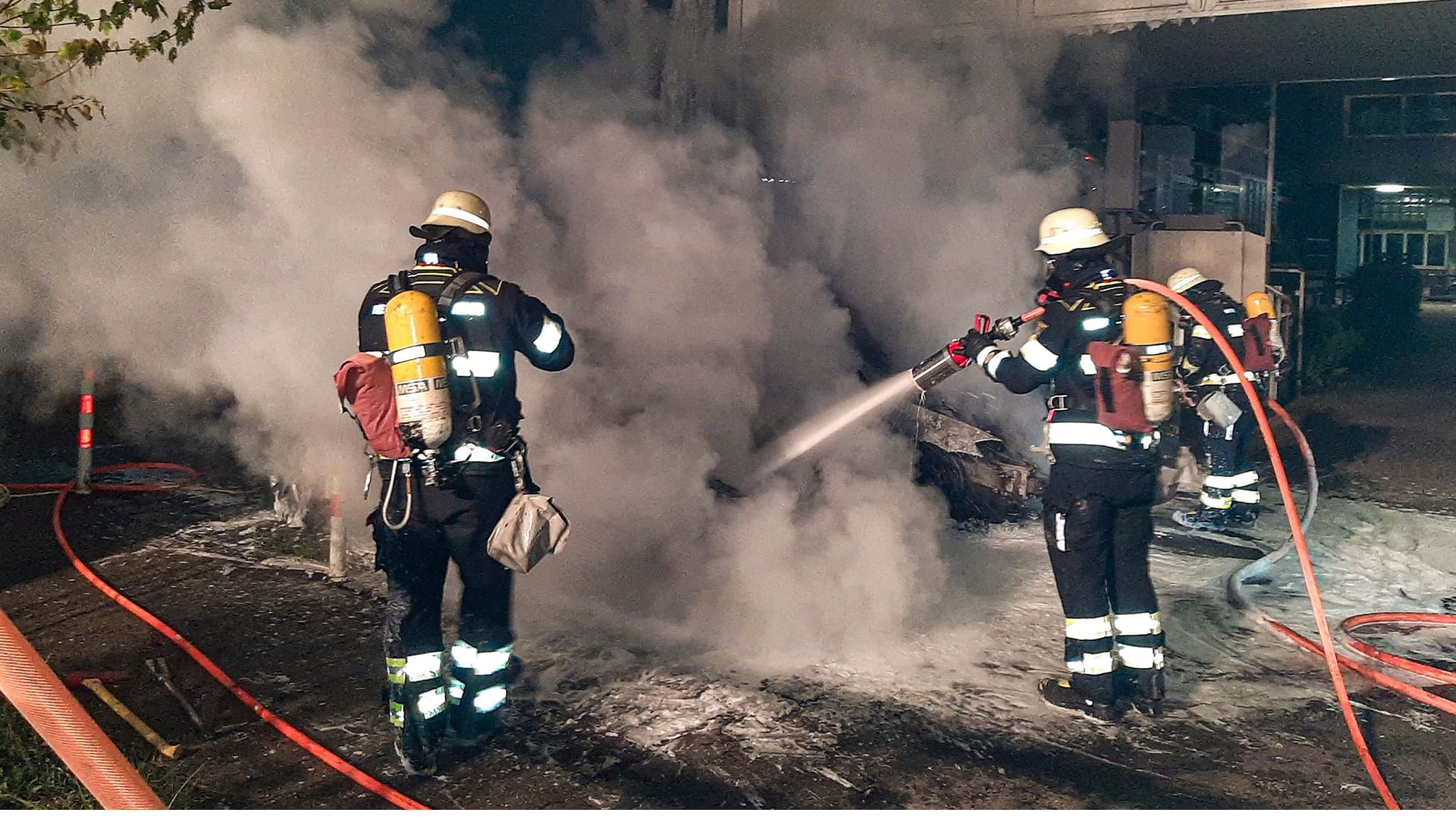 Feuerwehleute löschen den Brand: An beiden Fahrzeugen entstand ein Totalschaden. Feuerwehleute löschen den Brand: An beiden Fahrzeugen entstand ein Totalschaden.