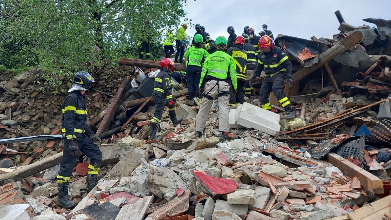 Überschwemmung in Italien: Im Ort Fontanelice stürzte ein Bauernhaus ein.