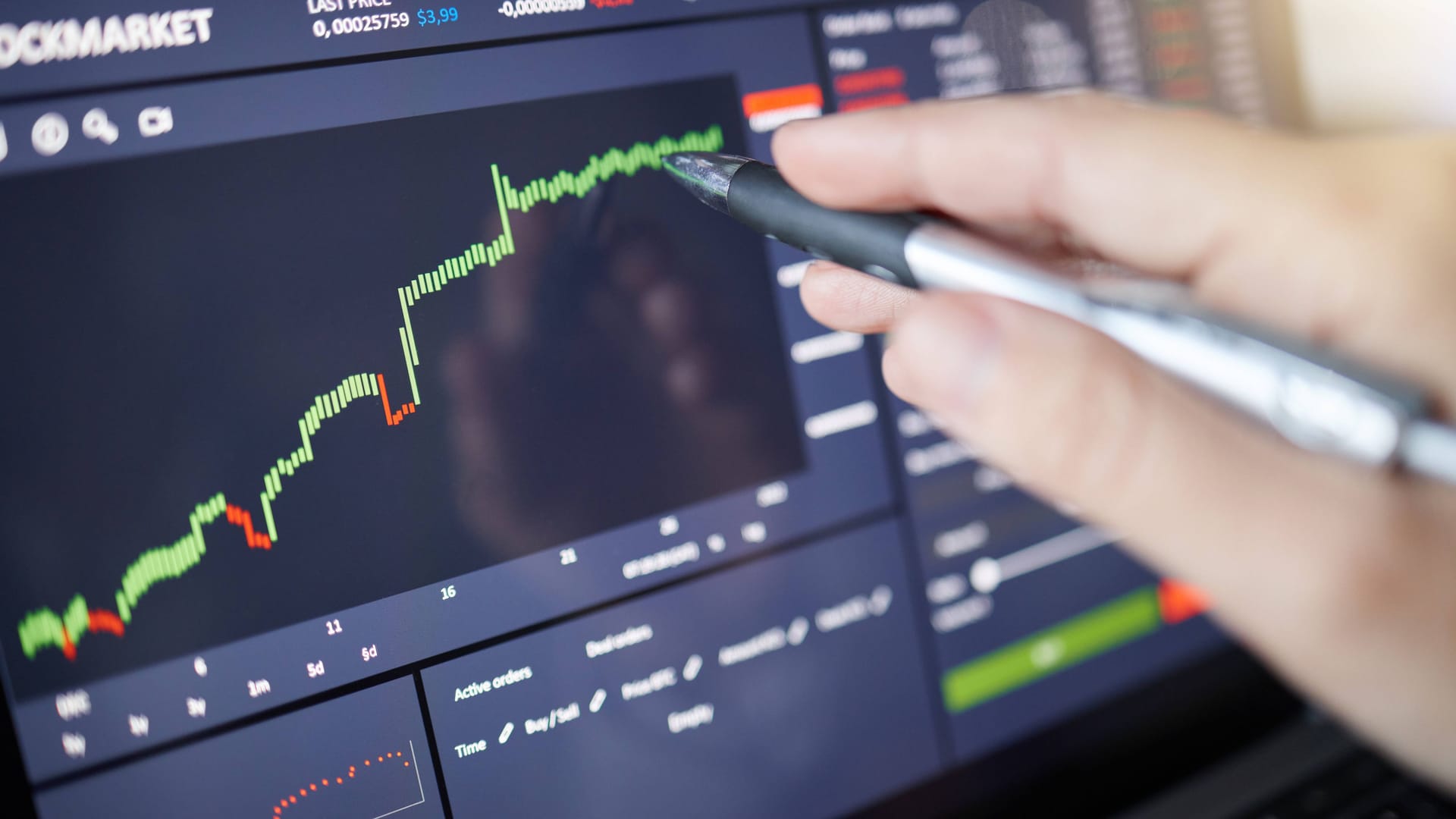 Ein Graph, der eine Steigung im Aktienmarkt anzeigt: Immer mehr Menschen investieren in Wertpapiere.