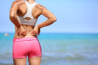 Der untere Rücken im Bereich der Lendenwirbel ist besonders anfällig für Schmerzen.