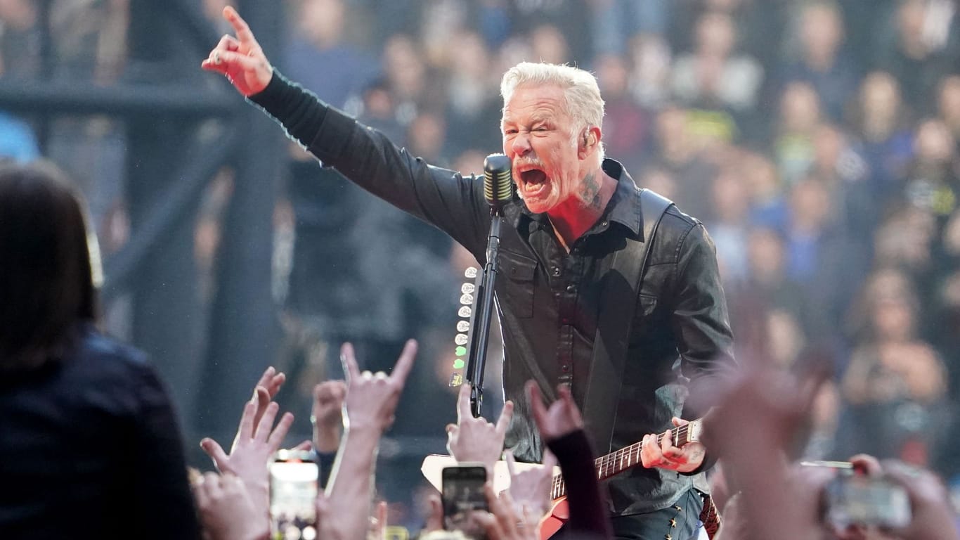 Sänger James Hetfield von der Band Metallica singt auf der Bühne im Volksparkstadion: Metallica hat sein erstes von zwei Hamburg-Konzerten gespielt.