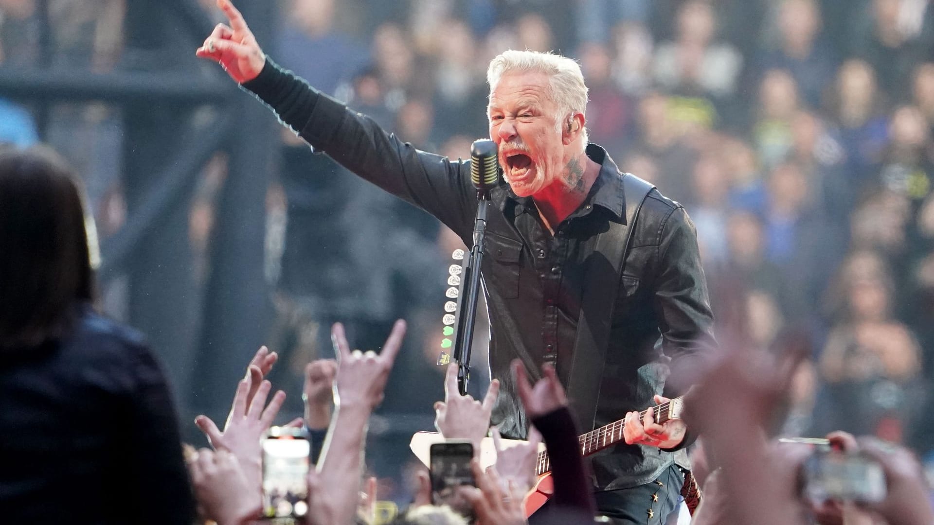 Sänger James Hetfield von der Band Metallica singt auf der Bühne im Volksparkstadion: Metallica hat sein erstes von zwei Hamburg-Konzerten gespielt.