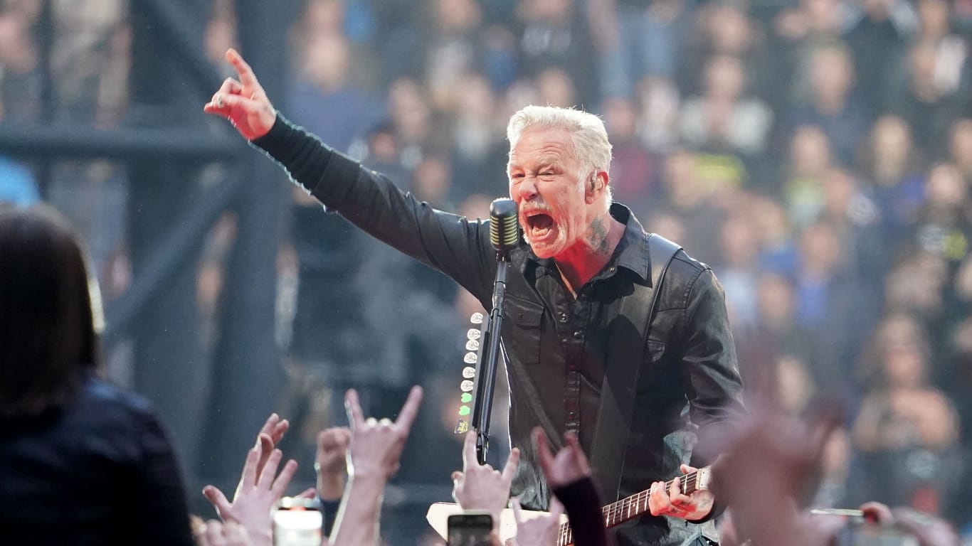 Sänger James Hetfield von der Band Metallica singt auf der Bühne im Volksparkstadion: Metallica hat sein erstes von zwei Hamburg-Konzerten gespielt.