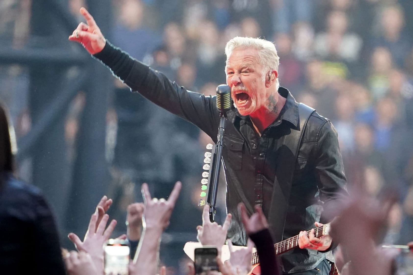 Sänger James Hetfield von der Band Metallica singt auf der Bühne im Volksparkstadion: Metallica hat sein erstes von zwei Hamburg-Konzerten gespielt.