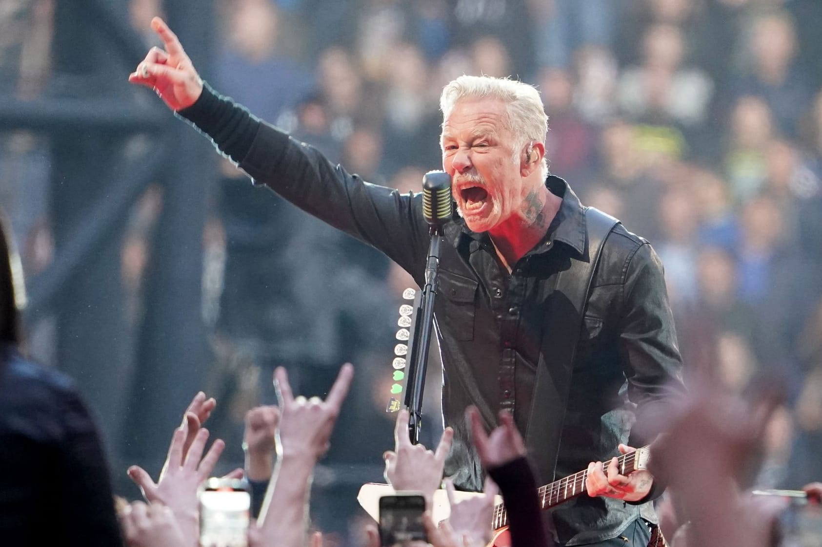 Sänger James Hetfield von der Band Metallica singt auf der Bühne im Volksparkstadion: Metallica hat sein erstes von zwei Hamburg-Konzerten gespielt.