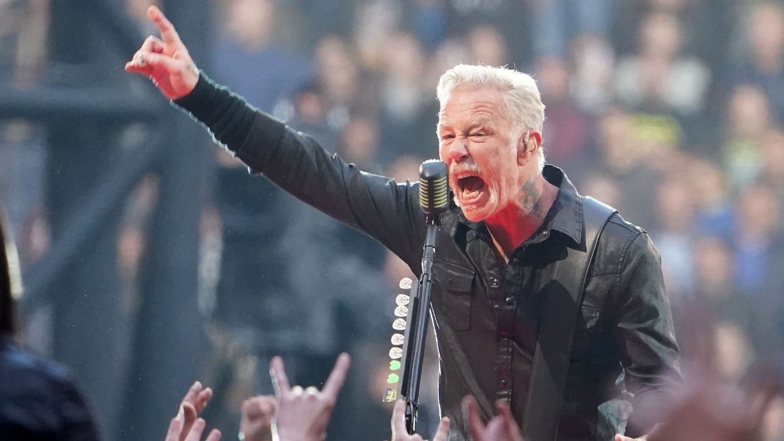 Sänger James Hetfield von der Band Metallica singt auf der Bühne im Volksparkstadion: Metallica hat sein erstes von zwei Hamburg-Konzerten gespielt.